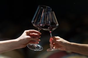 Glas in Hand (1)